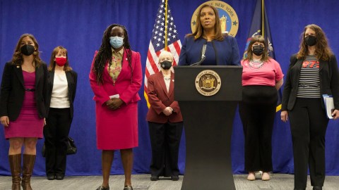 La Fiscal Letitia James en conferencia de prensa anunciando su respaldo a que NY ayude a mujeres de otros estados a tener acceso al aborto