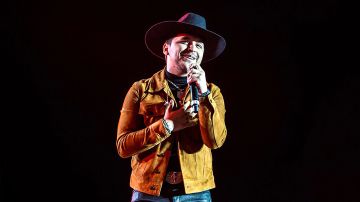 Christian Nodal sufrió estrepitosa caída durante un concierto que ofreció en Guatemala