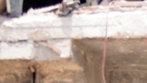 Socorristas permanecen en un sector del destruido Hotel Saratoga en La Habana.