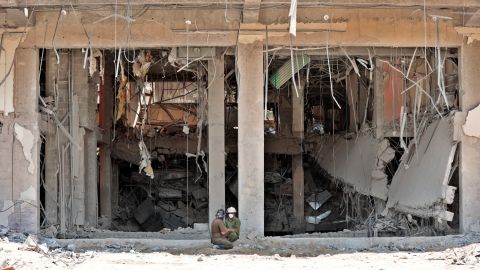 Socorristas permanecen en un sector del destruido Hotel Saratoga en La Habana.