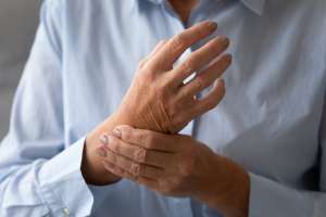 El consumo de alcohol puede empeorar los síntomas de la artritis