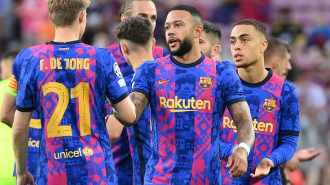 Barcelona pone en venta a dos de sus estrellas