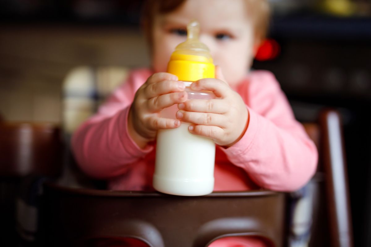 Las fórmulas infantiles caseras pueden ocasionar problemas graves de salud y seguridad en los bebés.