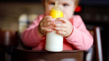 Fórmula para bebé: por escasez la FDA advierte el riesgo de crear versiones caseras
