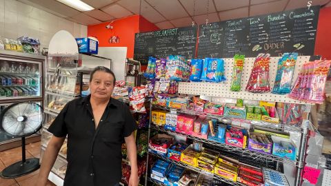 El mexicano Pedro Roque, dueño de Kiosko Deli, en Queens.