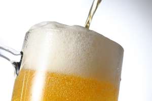Por qué la cerveza embotellada sabe diferente a la cerveza barril