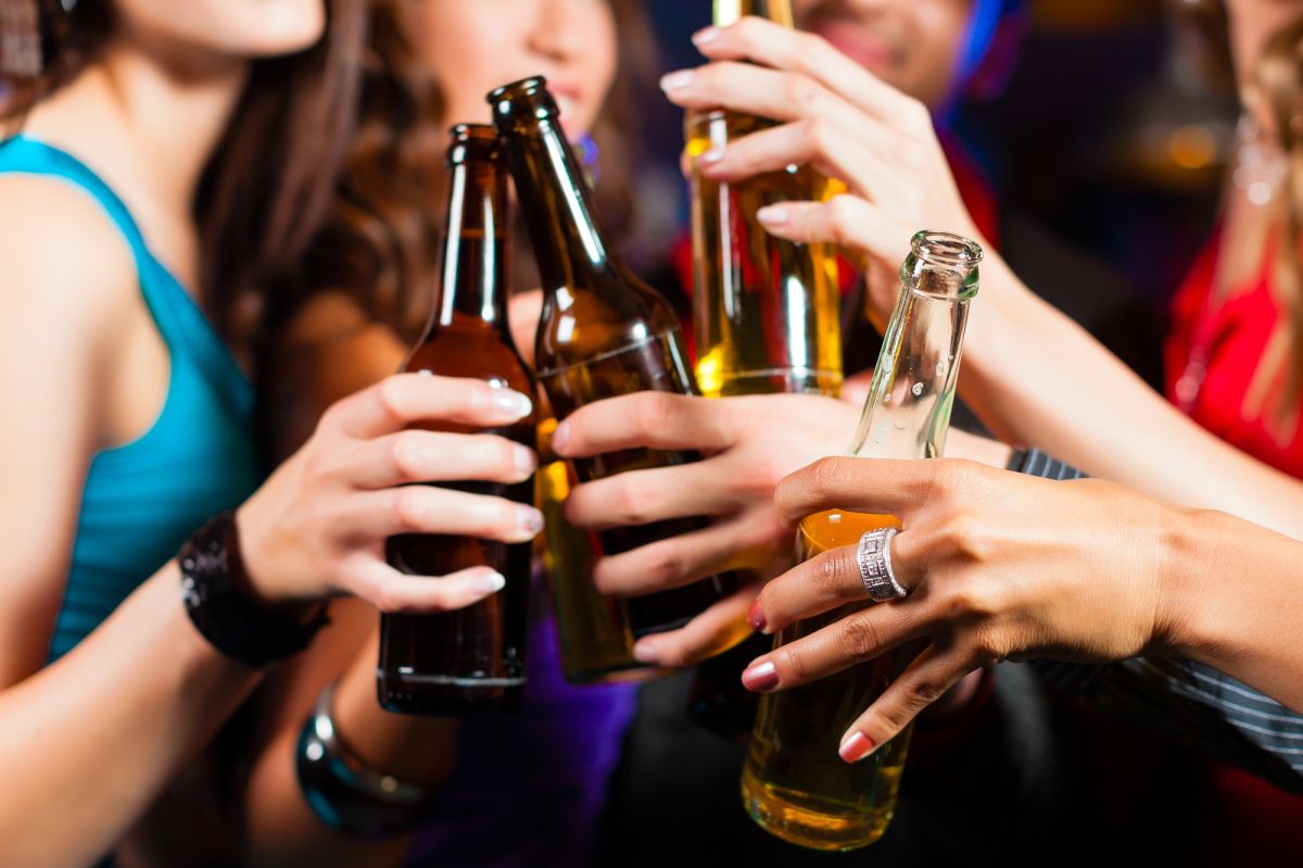 El consumo excesivo de alcohol aumenta el riesgo de trastorno por consumo de alcohol.