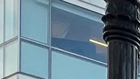 Cada vez menos neoyorquinos usan máscara, a pesar de que la ciudad está en nivel de alerta alto