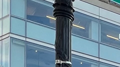 Cada vez menos neoyorquinos usan máscara, a pesar de que la ciudad está en nivel de alerta alto