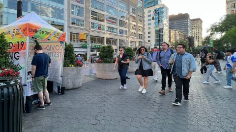 Cada vez menos neoyorquinos usan máscara, a pesar de que la ciudad está en nivel de alerta alto