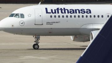 Aerolínea alemana se disculpa por prohibir a pasajeros judíos abordar por no usar mascarillas