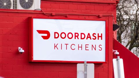 DoorDash Kitchens Brooklyn es una cocina compartida que también ofrece comidas en el interior de distintos restaurantes.