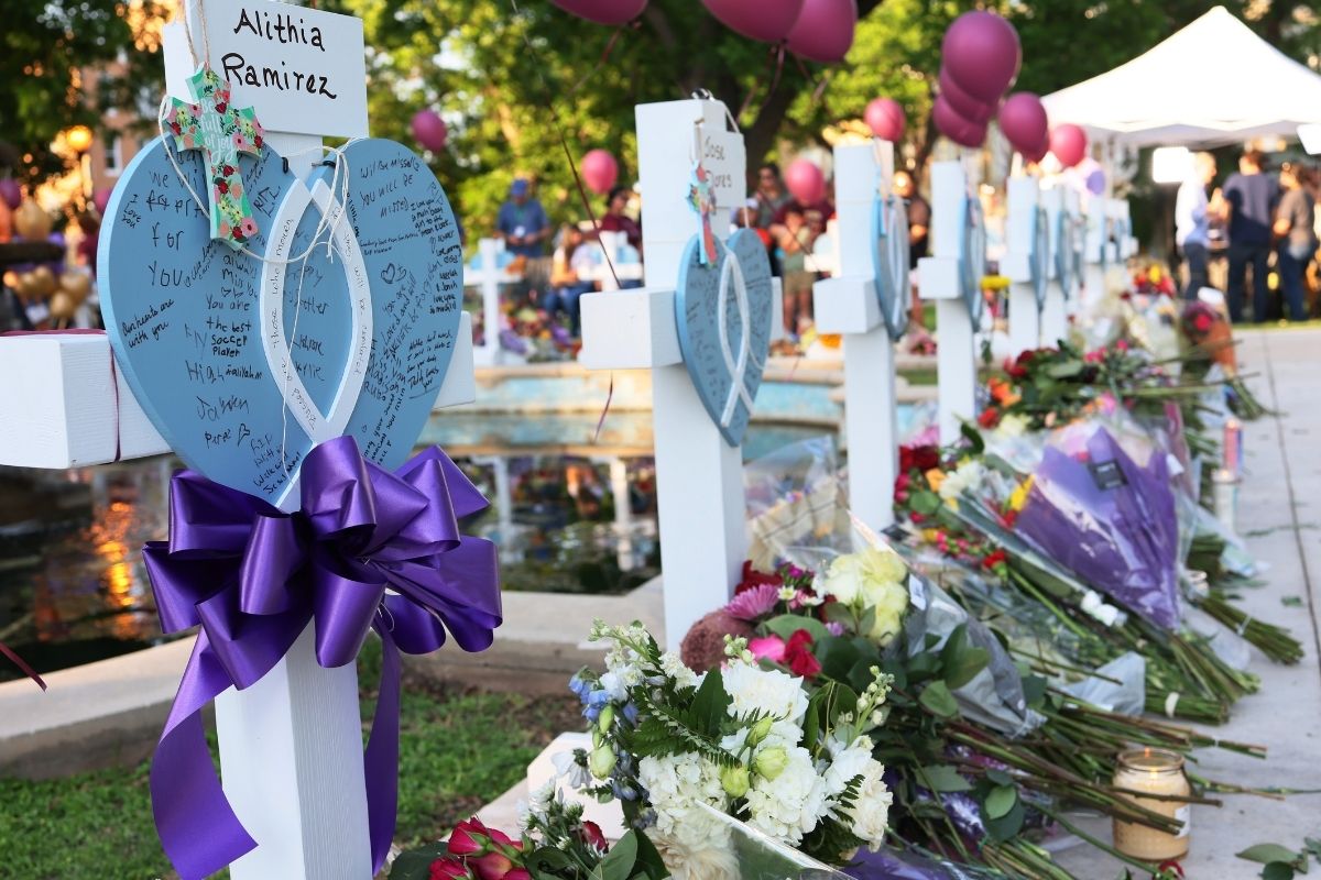 Las víctimas de la masacre fueron homenajeadas a las afueras de la institución.