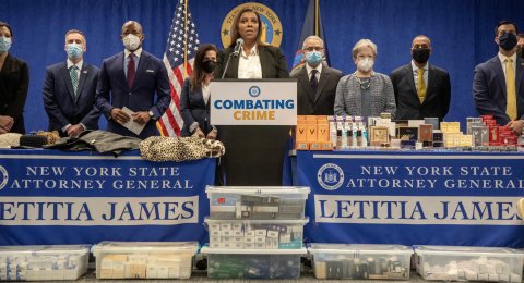 La Fiscal General de NY, Letitia James y el Alcalde Eric Adams ofrecieron detalles de la operación criminal.