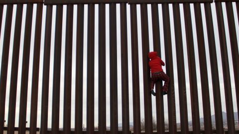 TOPSHOT-DOUNIAMAG-MEXICO-US-BORDER-WALL