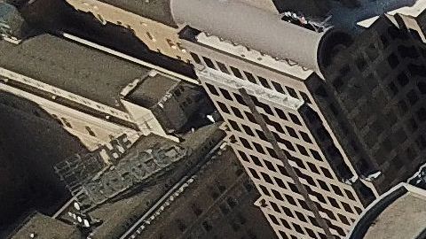 La Salesforce Tower tiene una altura de 1,070 pies.