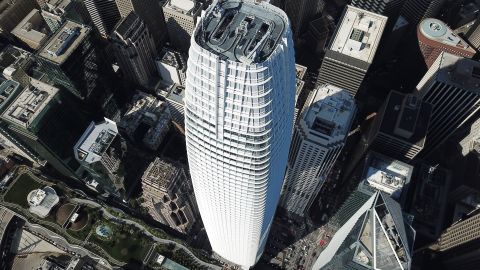 La Salesforce Tower tiene una altura de 1,070 pies.
