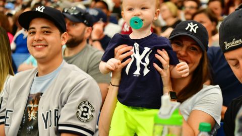 Las madres disfrutaron de su día acompañados de sus hijos en los estadios de MLB.