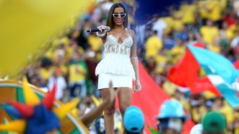 Anitta se baja la falda y presume de su sensual figura y bronceado