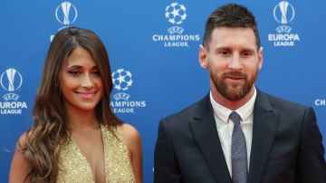 Lionel Messi junto a Antonela Roccuzzo en el sorteo de la UEFA de Champions League de 2019.