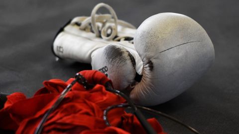 El boxeador se desplomó sobre el ring.