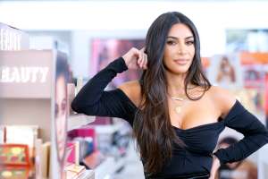 Kim Kardashian exhibe su retaguardia de espalda a la cámara con una microtanga