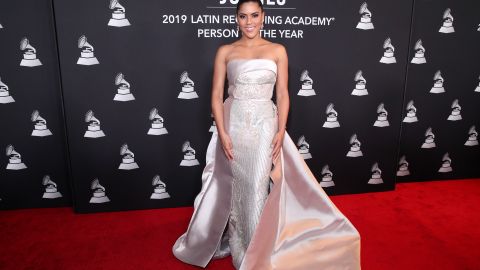 Francisca luce un espectacular vestido rojo y posa junto a Francesco Zampogna a horas de caminar al altar