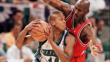 B.J. Armstrong y Michael Jordan fueron compañeros en Chicago Bulls y ganaron tres anillos juntos, entre 1991 y 1993.