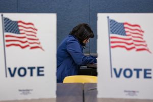 Por qué el voto latino será afectado con nuevas leyes electorales en varios estados (podcast)