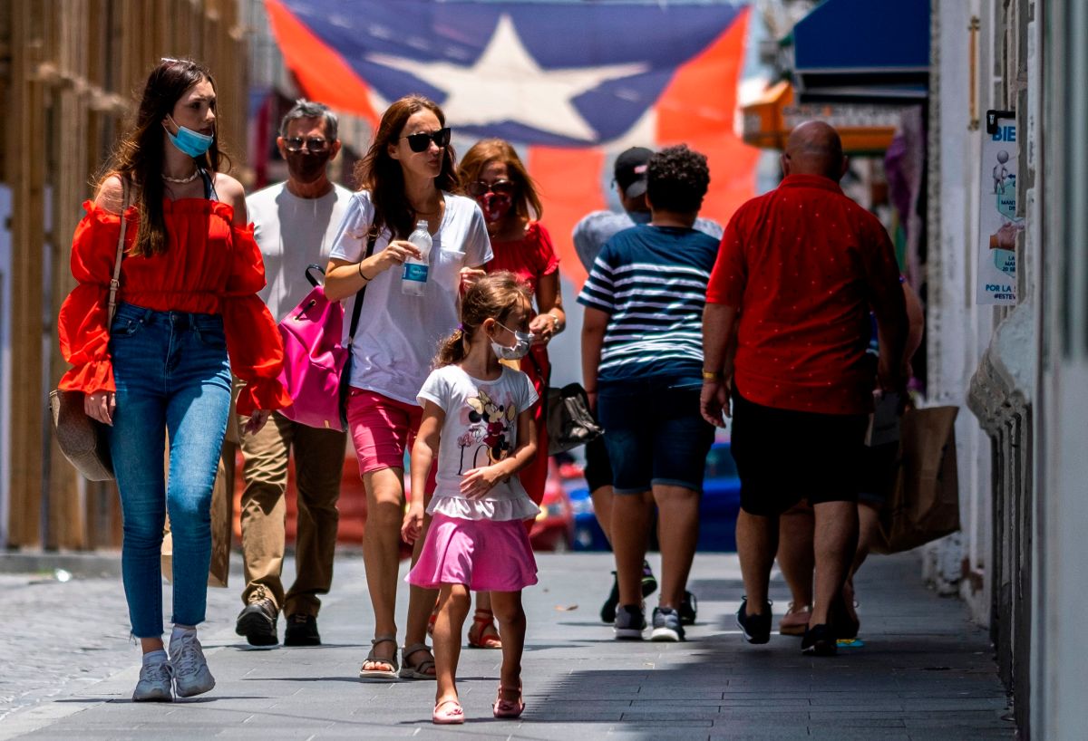 Puertorriqueños en las calles del Viejo San Juan.