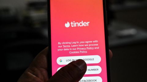 Un escocés viajó a conocer a su "Match" a Estados Unidos.