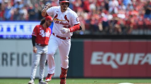 Nolan Arenado recorre las bases tras conectar jonrón de dos carreras ante Cincinnati Reds.