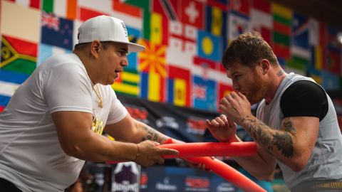 Canelo Álvares (R) estaría dispuesto a apoyar al Atlas en la final del Clausura 2022 en solidaridad con su entrenador Eddy Reynoso (L).