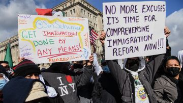 Activistas e inmigrantes presionan al Congreso por una reforma migratoria.