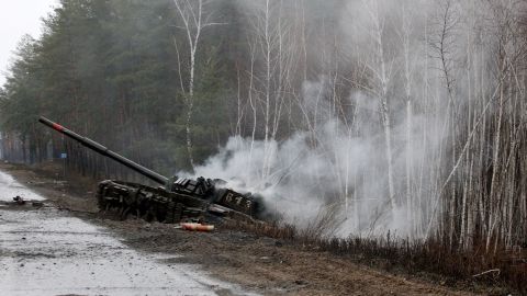 Paracaidistas ucranianos hicieron estallar un tanque ruso.