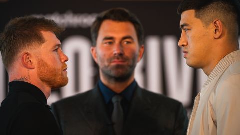 Canelo Álvarez y Dmitry Bivol tuvieron el primer cara a cara este martes.