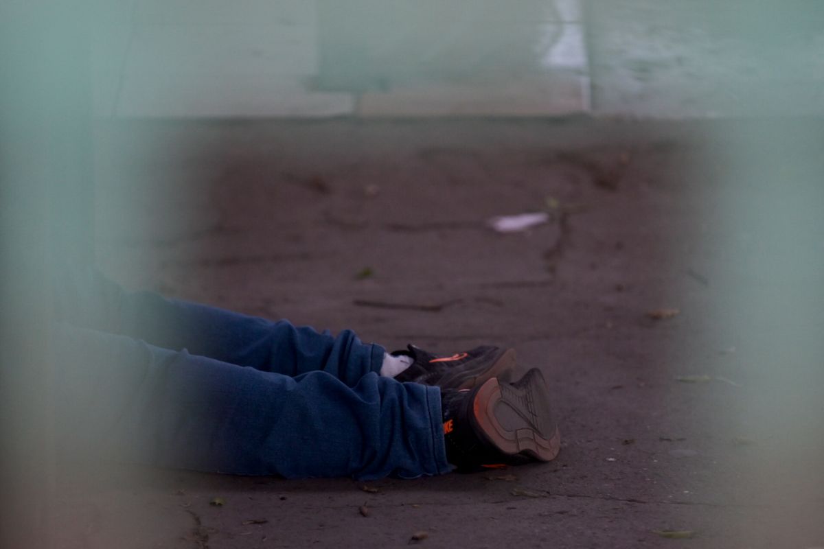 El cadáver de un presunto pandillero en una calle de  Colón, en el departamento La Libertad de El Salvador.