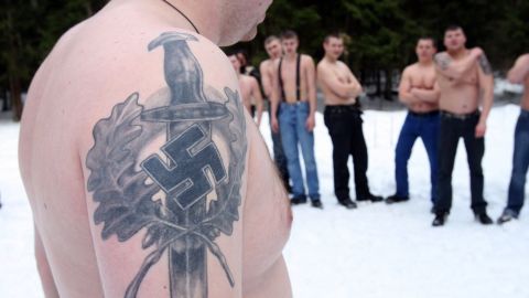 Tropas rusas "exhiben" los tatuajes pro nazis de algunos soldados ucranianos.