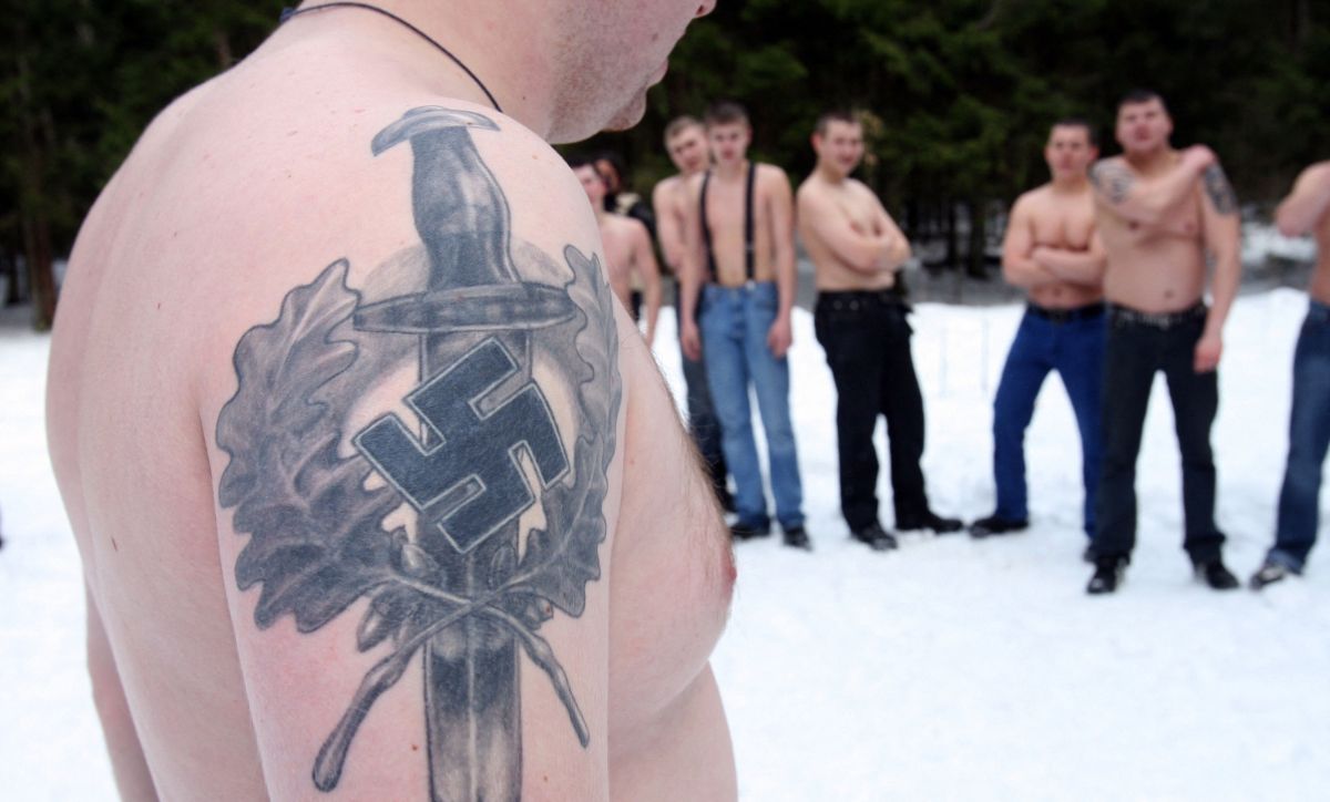 Tropas rusas "exhiben" los tatuajes pro nazis de algunos soldados ucranianos.