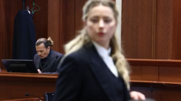 El actor Johnny Depp y Amber Heard en el juzgado.