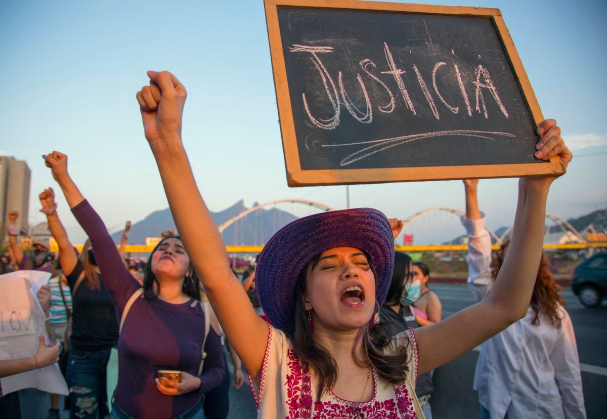 Una mujer marcha para exigir justicia para Debanhi Escobar, joven violada y asesinada en Nuevo León, México.