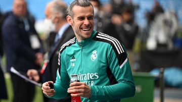 Gareth Bale sonríe durante un entrenamiento en el partido de ida por las semifinales de la UEFA Champions League en 2022 ante Manchester City.