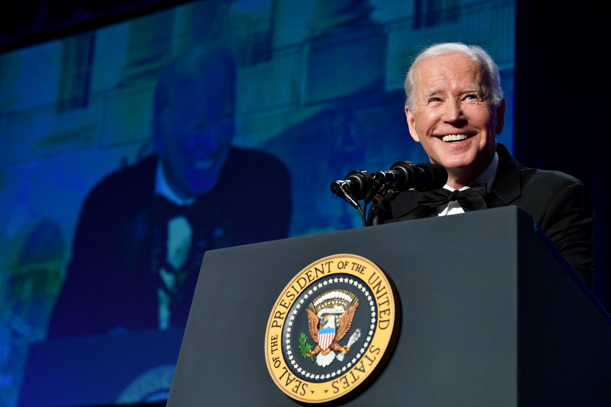 Biden se burla de su baja popularidad, de 'Let's go Brandon' y de Trump