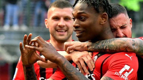Leao celebra con Rebic y Krunic el tanto que a la postre le dio la victoria al AC Milan ante Fiorentina.