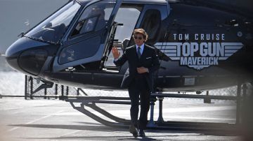 Tom Cruise llegó a la premiere de 'Top Gun: Maverick' pilotando un helicóptero.