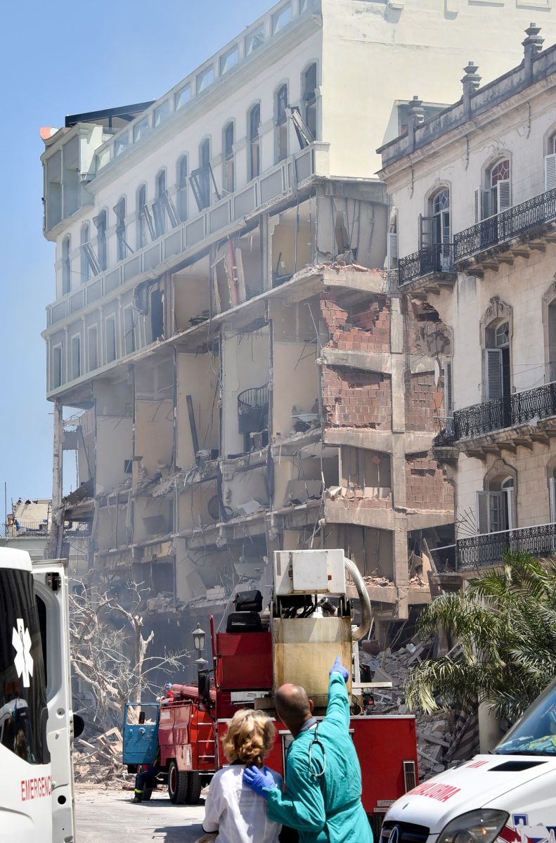Parte de lo que quedó de la fachada del Hotel Saratoga, en Habana, Cuba, tras una explosión este viernes.