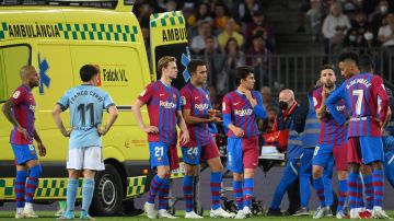 Jugadores del Barcelona preocupados mientras atendían y se llevaban en ambulancia a Ronald Araujo, camino al hospital más cercano.