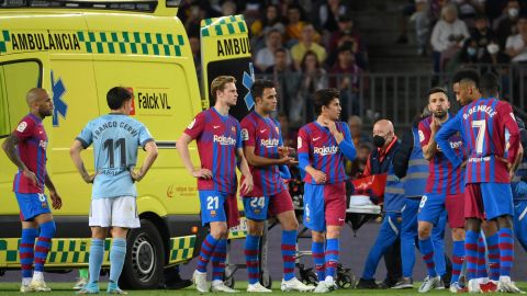Jugadores del Barcelona preocupados mientras atendían y se llevaban en ambulancia a Ronald Araujo, camino al hospital más cercano.