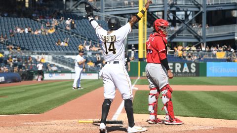 El dominicano Rodolfo Castro celebra la única anotación del encuentro, consciente del no hitter que se encontraban lanzando los brazos de Cincinnati.