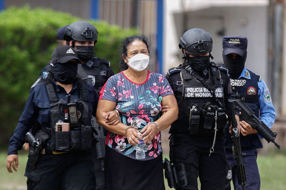 Miembros de las Fuerzas Especiales de Honduras escoltan a la presunta narcotraficante Herlinda Bobadilla a su llegada a Tegucigalpa.
